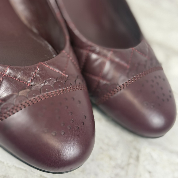 Chanel Burgundy Quilted Leather Scallop Detail CC Block Heel Pumps Size 40 US 10 - Picture 10 of 11